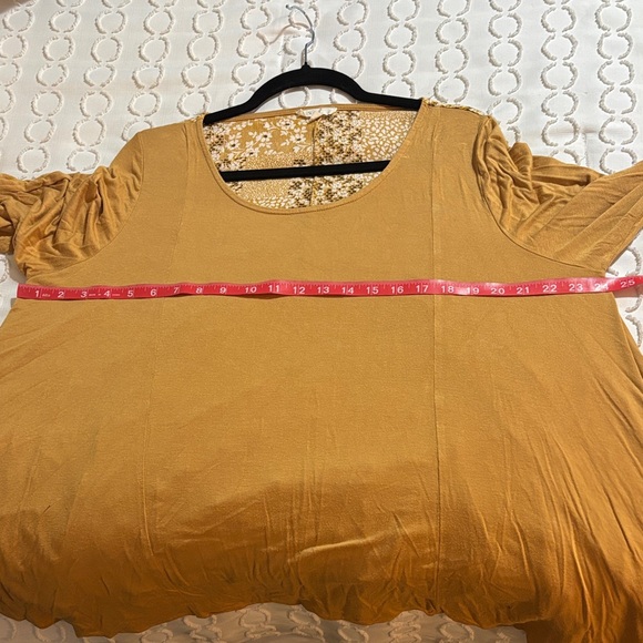 Easel Golden/Floral Flowy Blouse - Picture 4 of 4